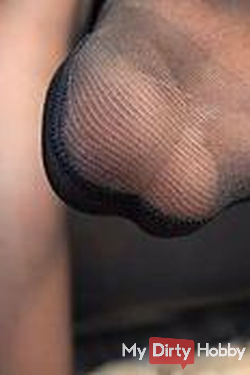 Feet And Heels In Nylons - Screenshot 1 of 4 - Lady Amy