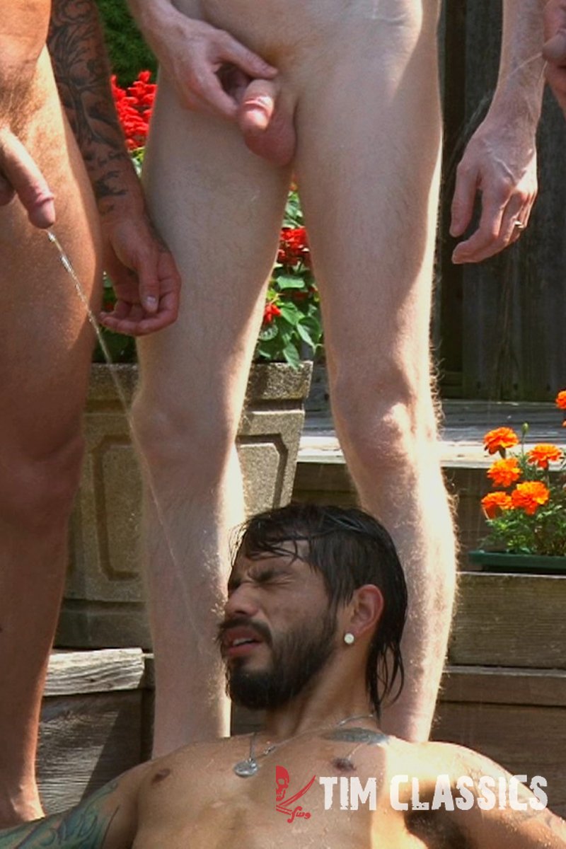 Pissing - Screenshot 1 of 4 - Draven Torres