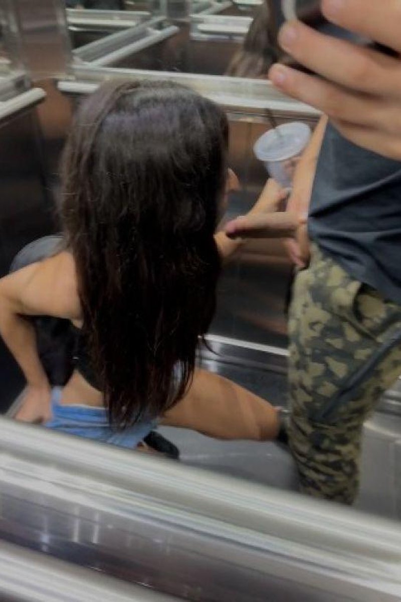 Elevator Suck - Screenshot 1 of 4 - Blowjob