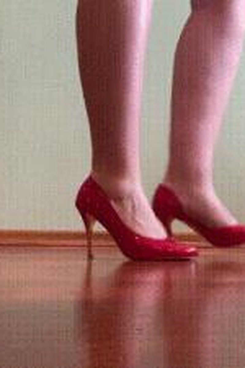 Red Heels Toe Tapping - Screenshot 1 of 4 - ASMR
