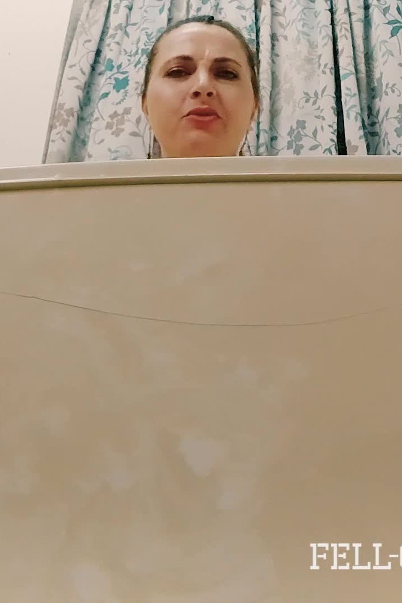 Bathing Giantess - Screenshot 1 of 4 - Bathroom