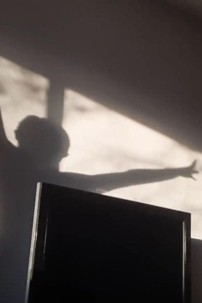Room Dance - Screenshot 1 of 4 - Dancing
