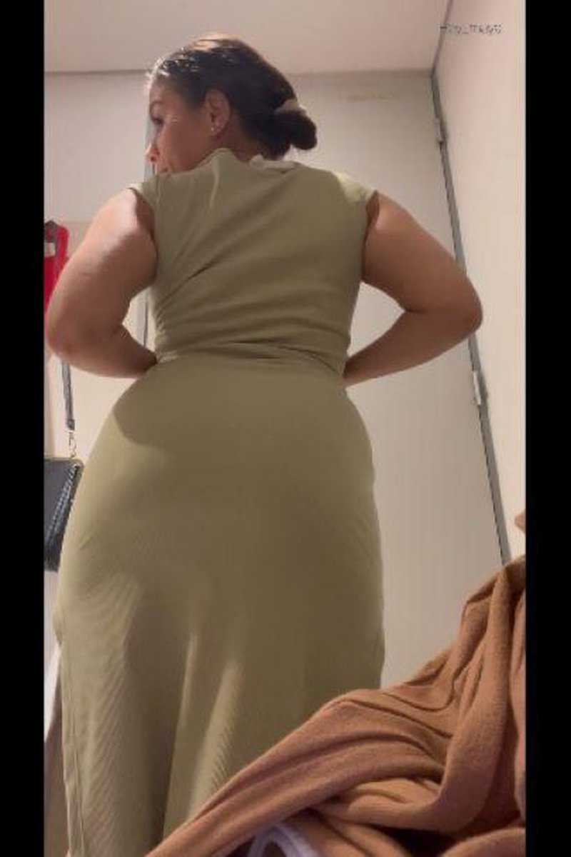 Trying On Clothes - Screenshot 1 of 4 - Amateur