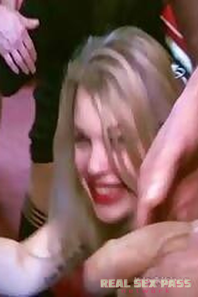 Bbi - Screenshot 1 of 4 - Blowjob