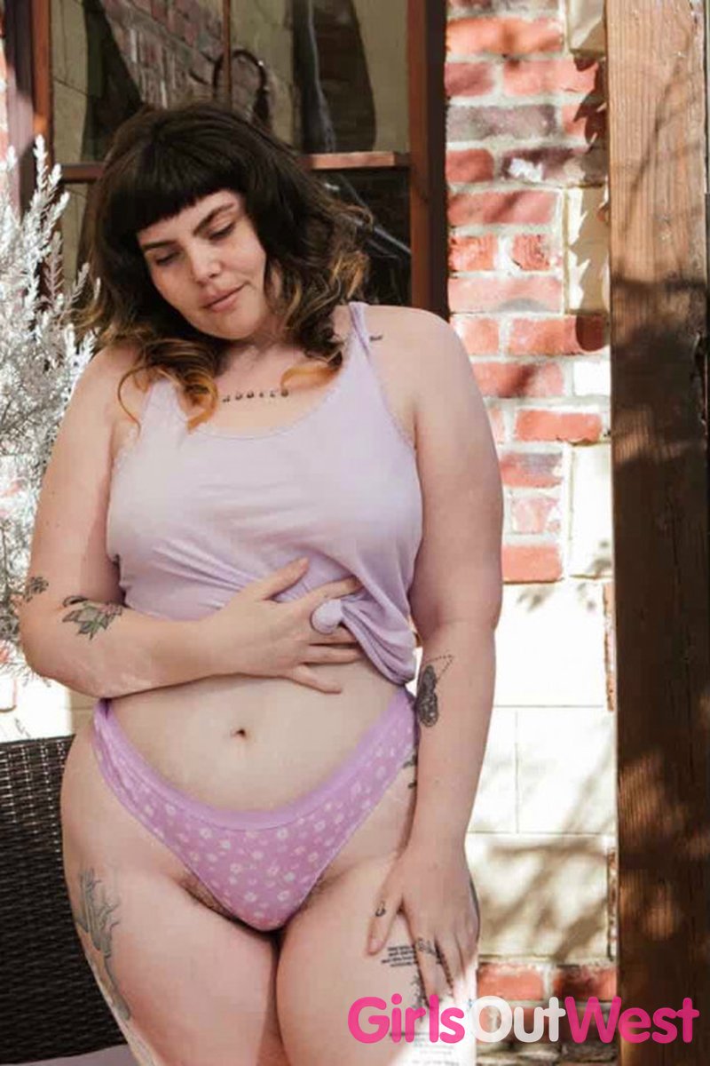 Lua - Garden Glow - Screenshot 1 of 4 - Curvy