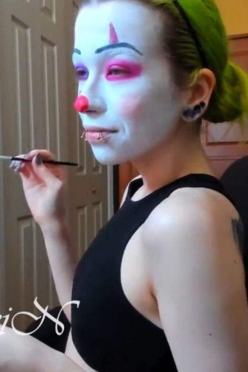 Clown Transform Time-Lapse - Screenshot 1 of 4 - Cosplay