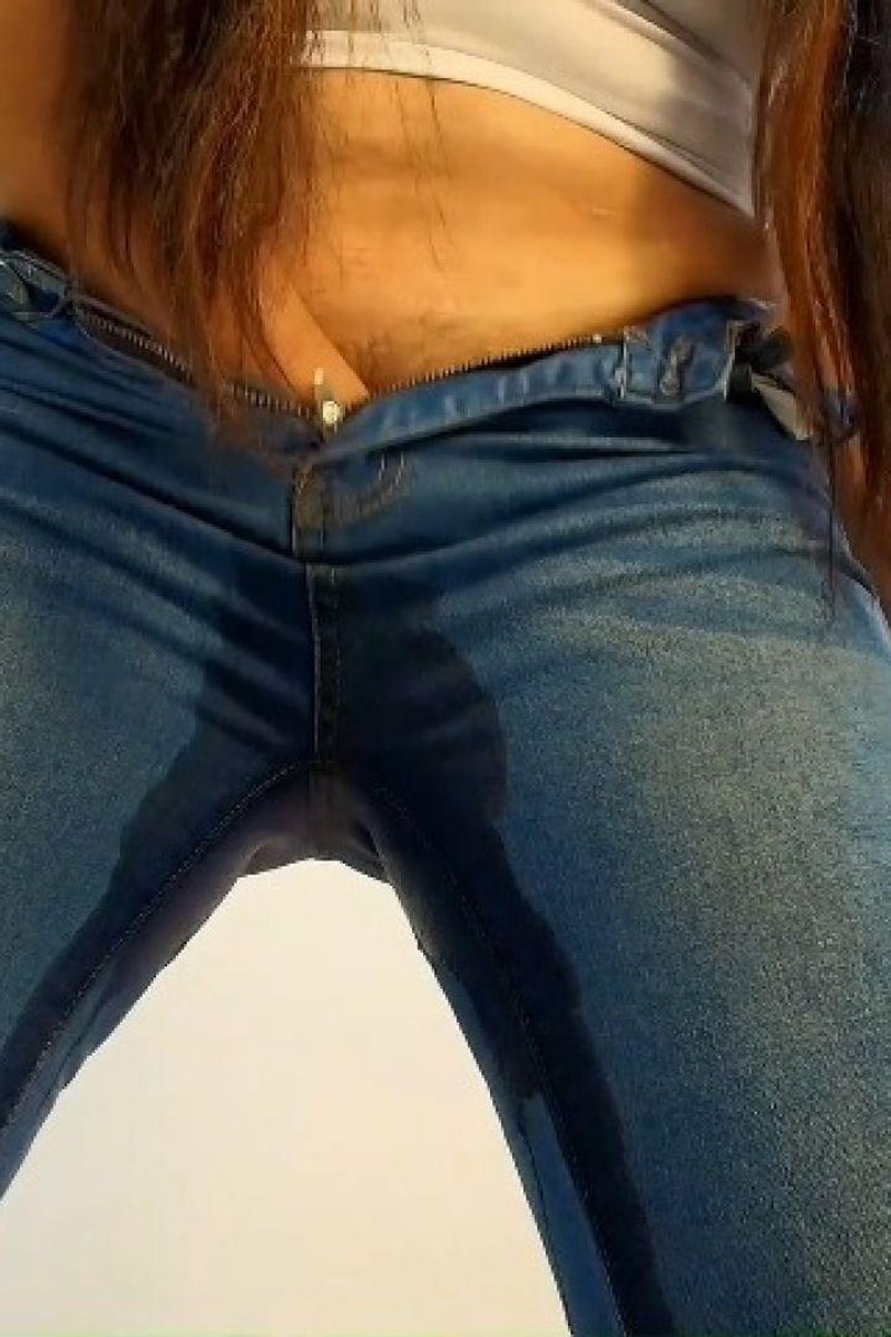 Pee Deseperation - Screenshot 1 of 4 - Big Tits