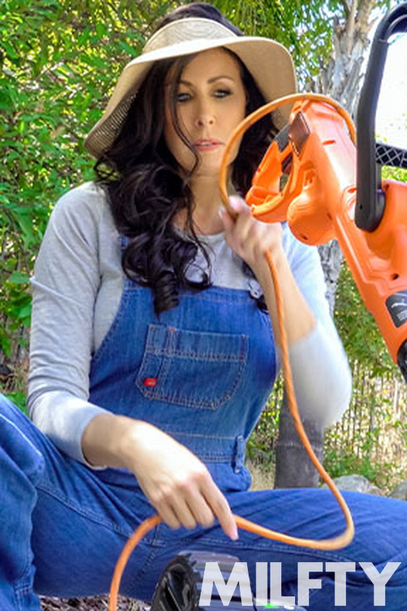 Help with Her Yard - Screenshot 1 of 4 - Adorable