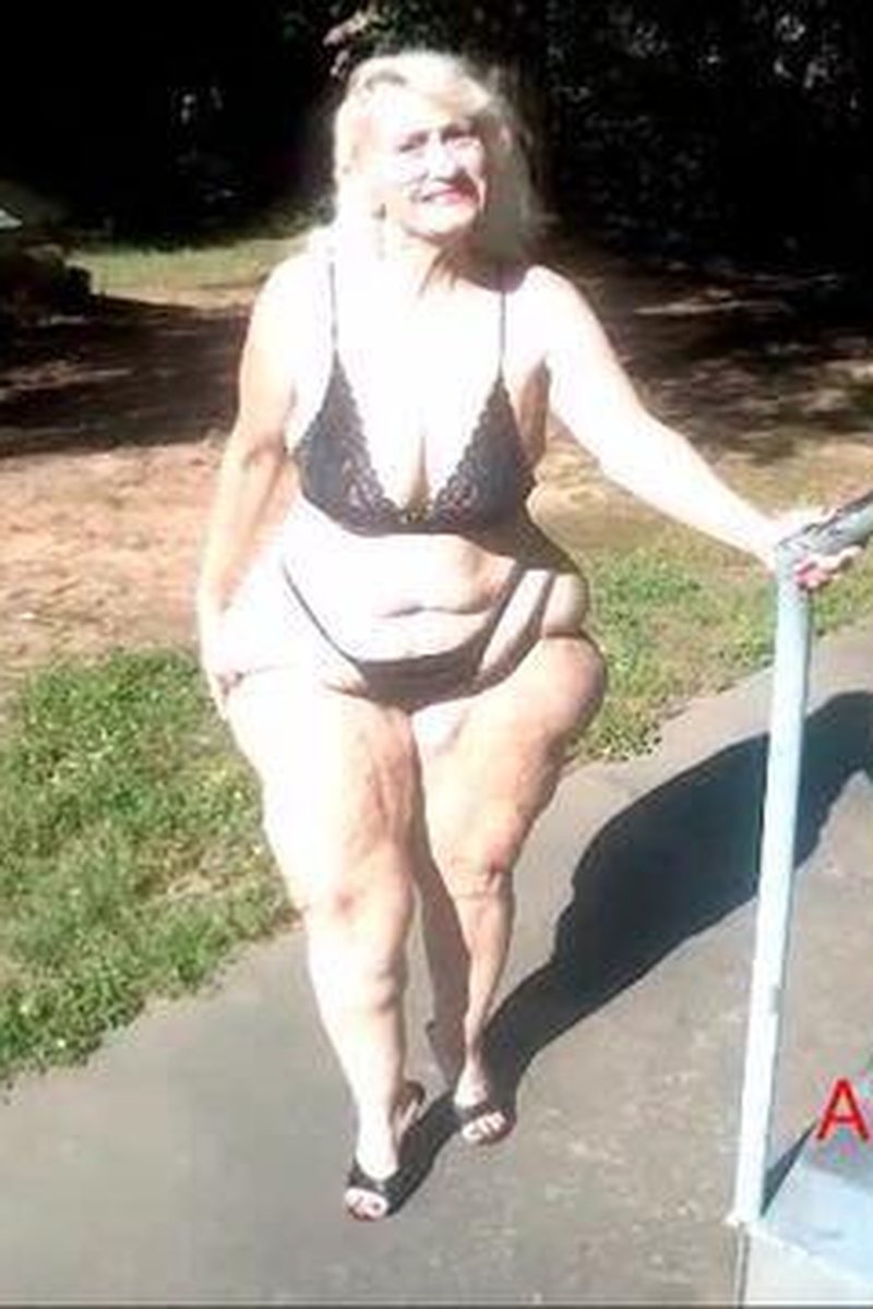 Sexy Amber In Black - Screenshot 1 of 4 - Amateur