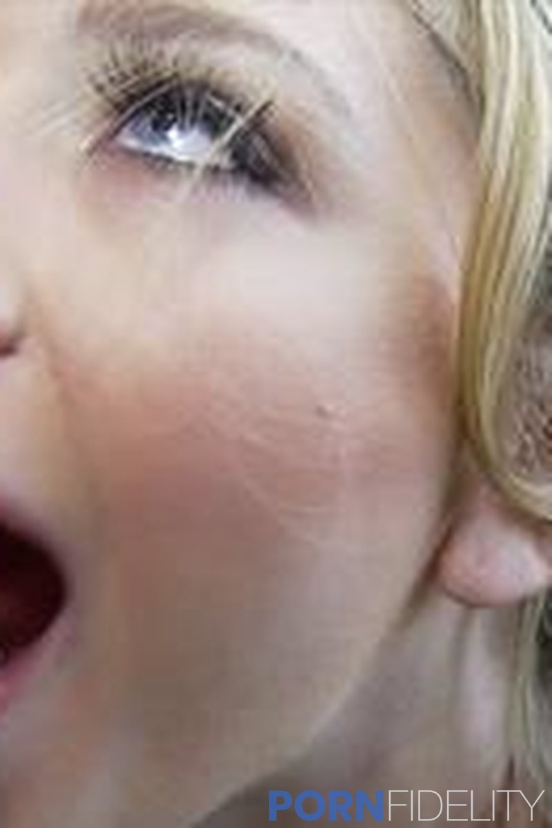 Kraving Kagney E424 - Screenshot 1 of 4 - Blowjob