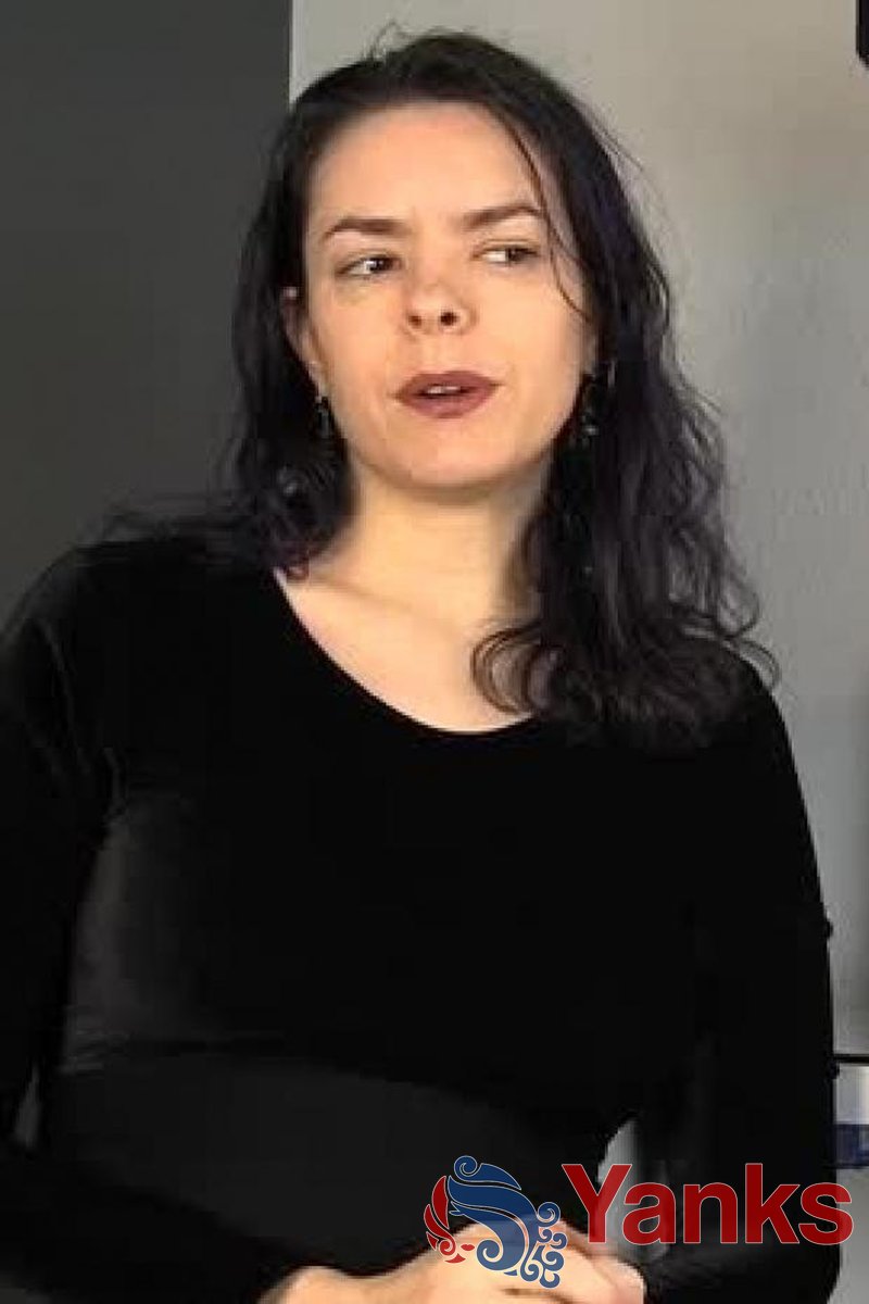 Lucia's Interview - Screenshot 1 of 4 - Brown Hair