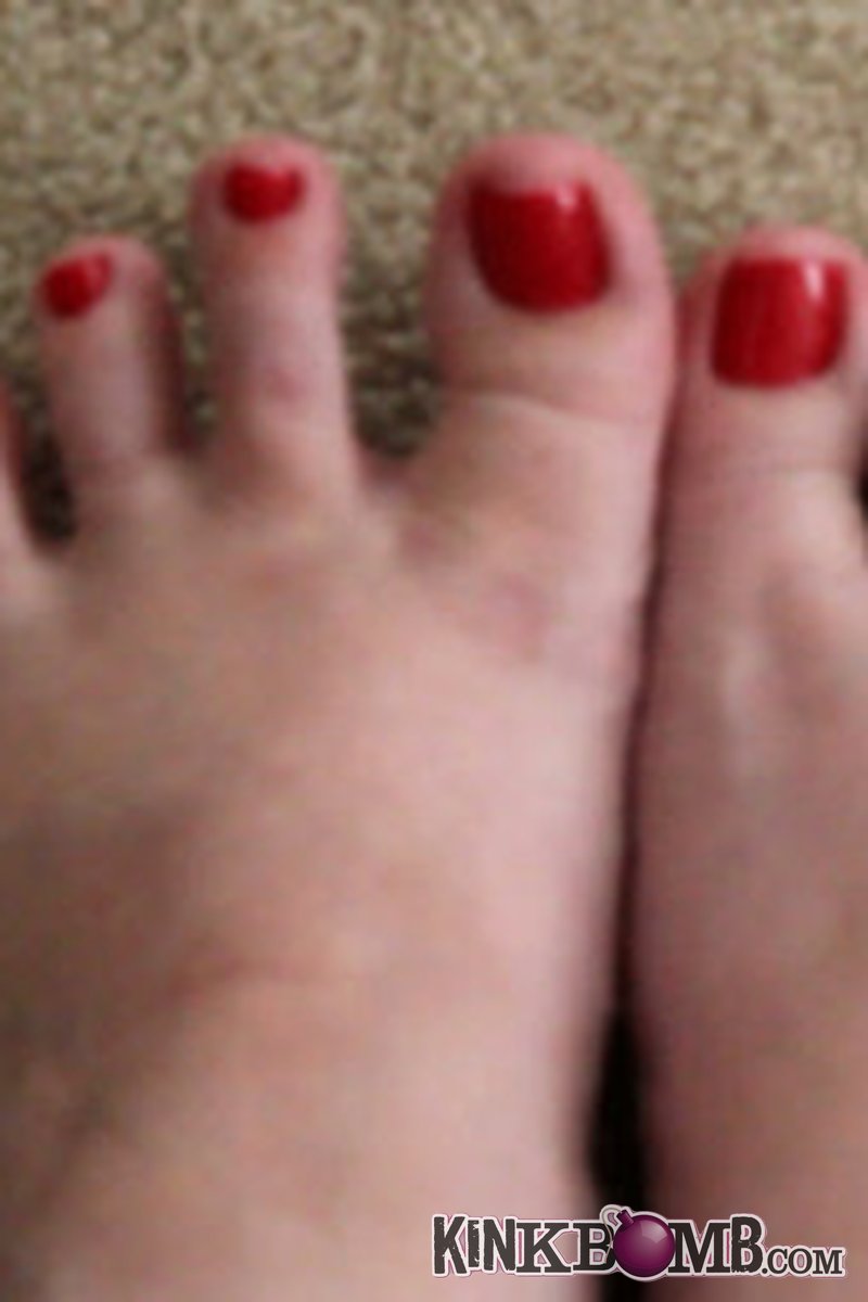 Fattymansion.com: Red Toes and Wrinkly Soles - Screenshot 1 of 4 - Foot Fetish