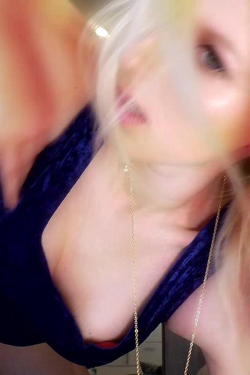 Fall Deeper - Screenshot 1 of 4 - Blonde Hair (Female)