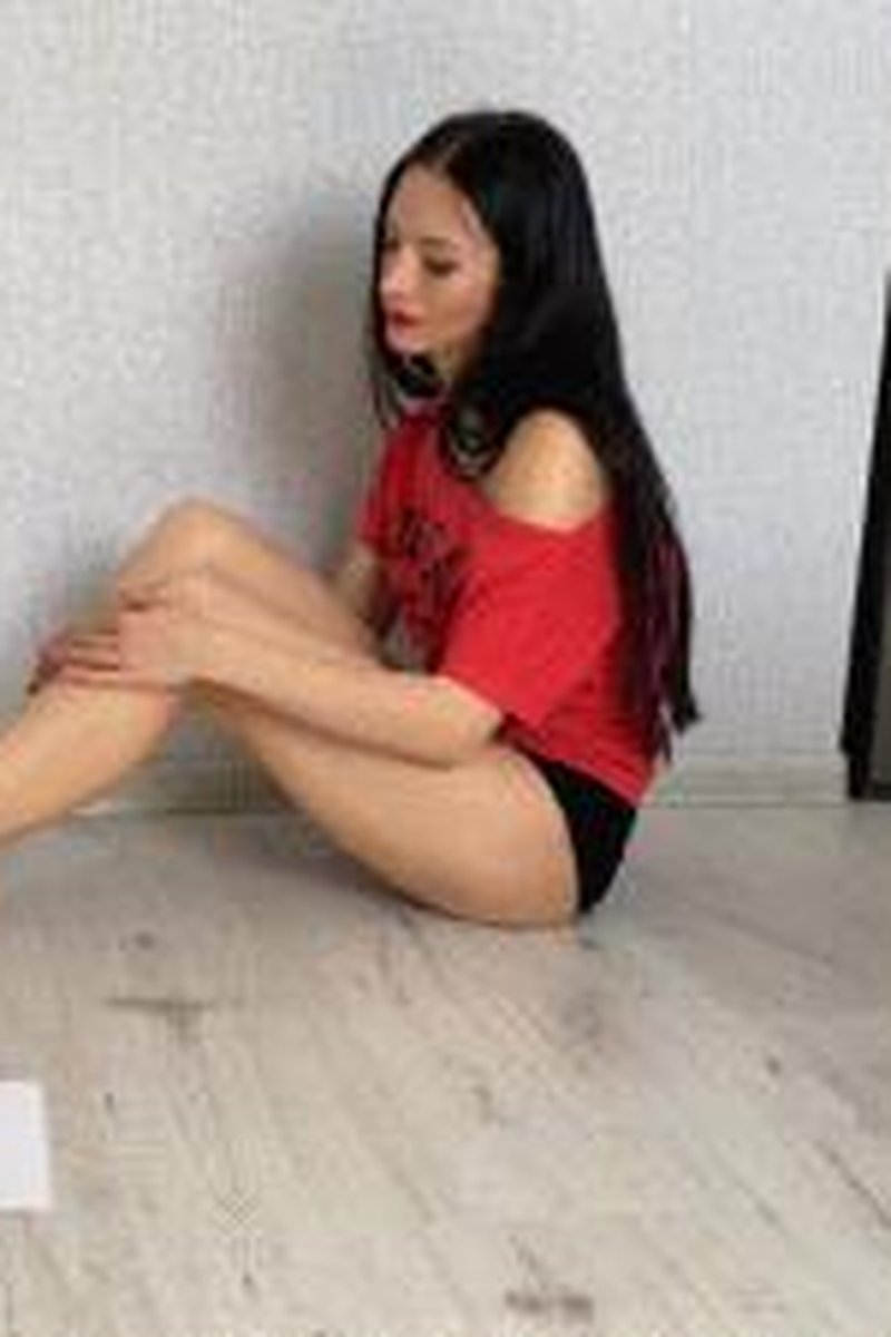 Giantess 5 - Screenshot 1 of 4 - Barefoot