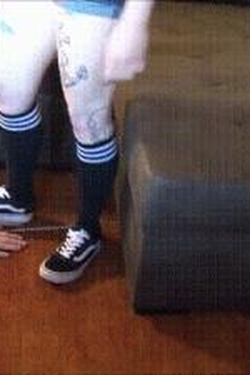 Handtrampling Mit Vans - Screenshot 1 of 4 - Hand Trample Fetish