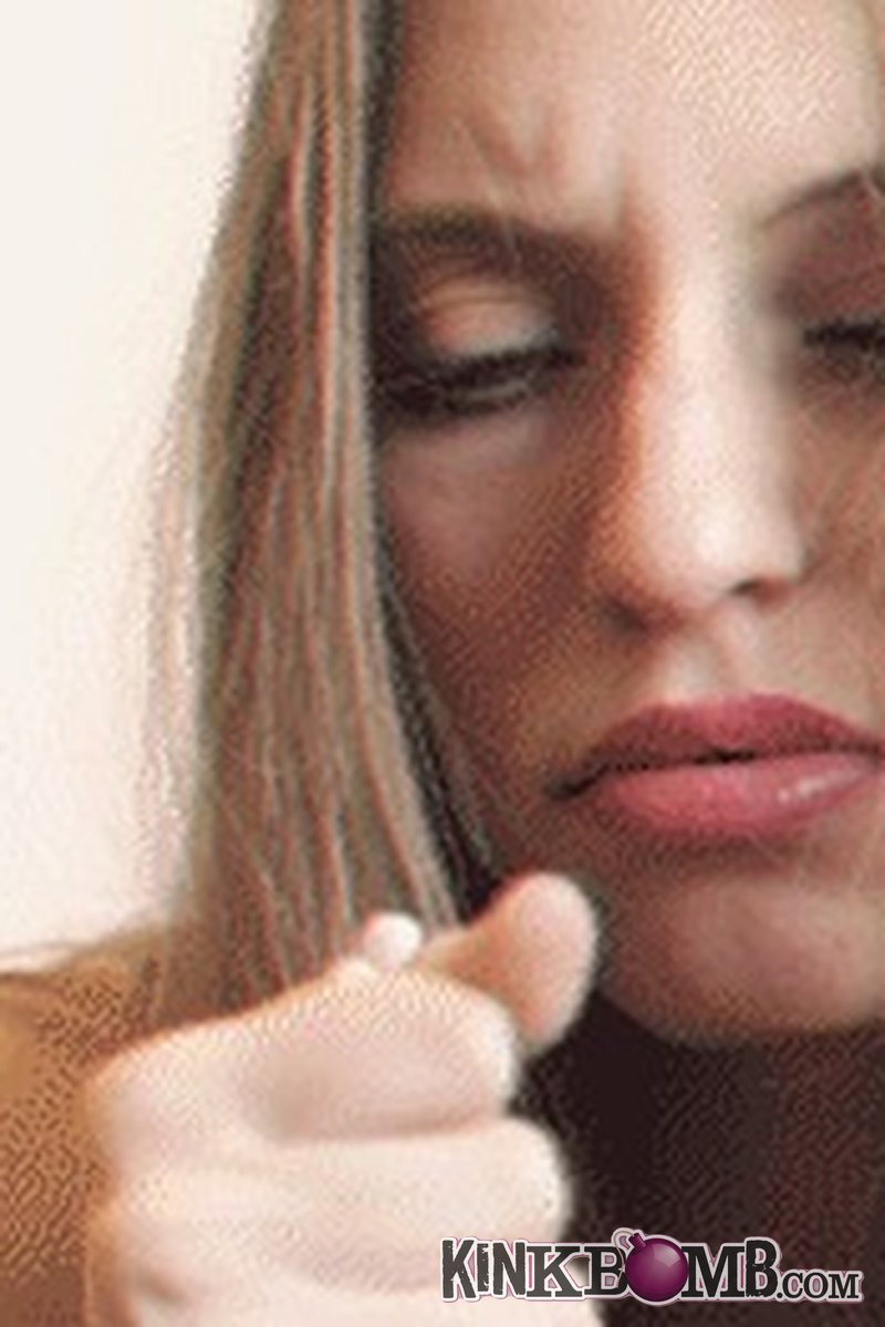 Python Ladies: Squeezed ! - Screenshot 1 of 4 - Femdom