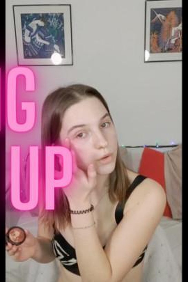 Doing Make Up - Screenshot 1 of 4 - Brown Hair