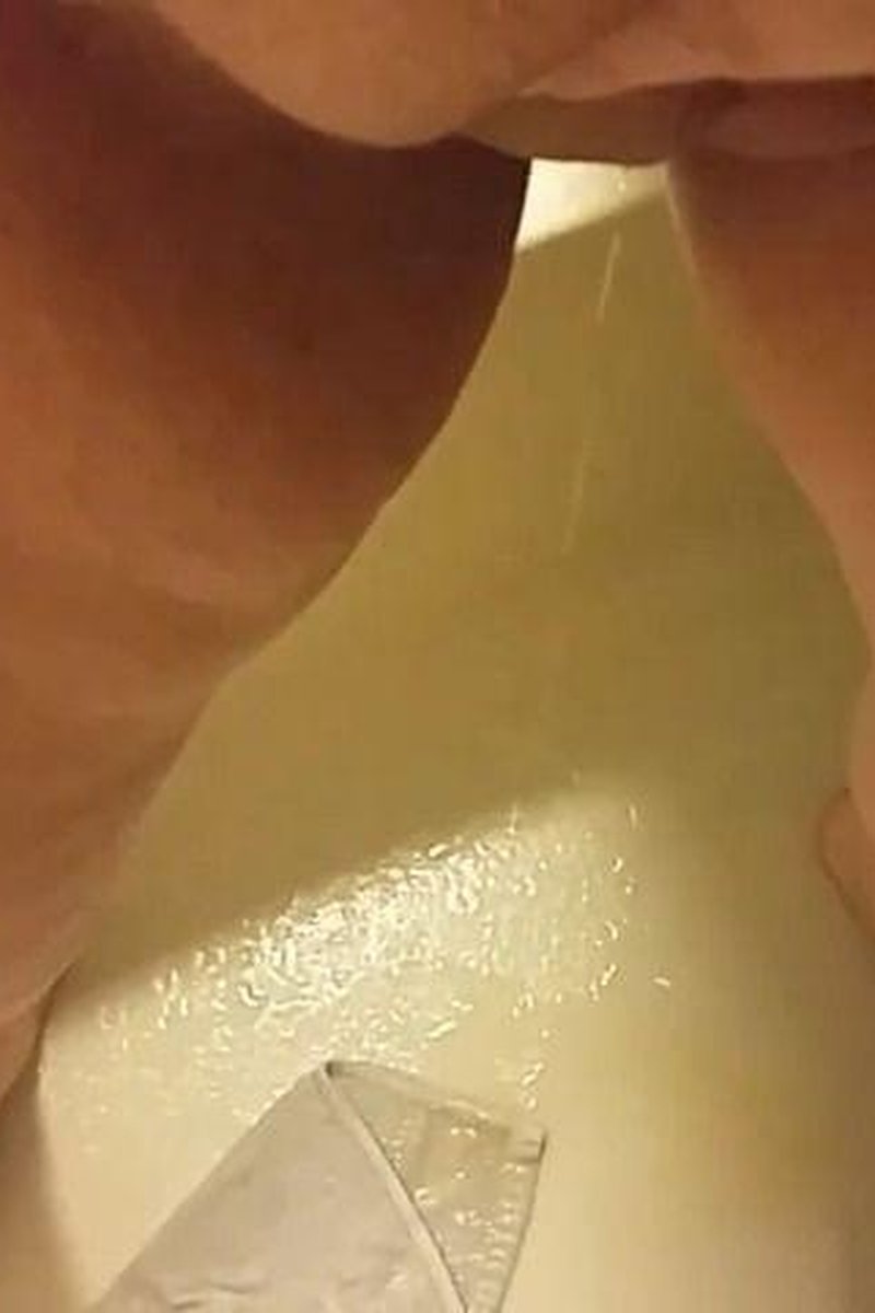 Roxy Pees - Screenshot 1 of 4 - Amateur