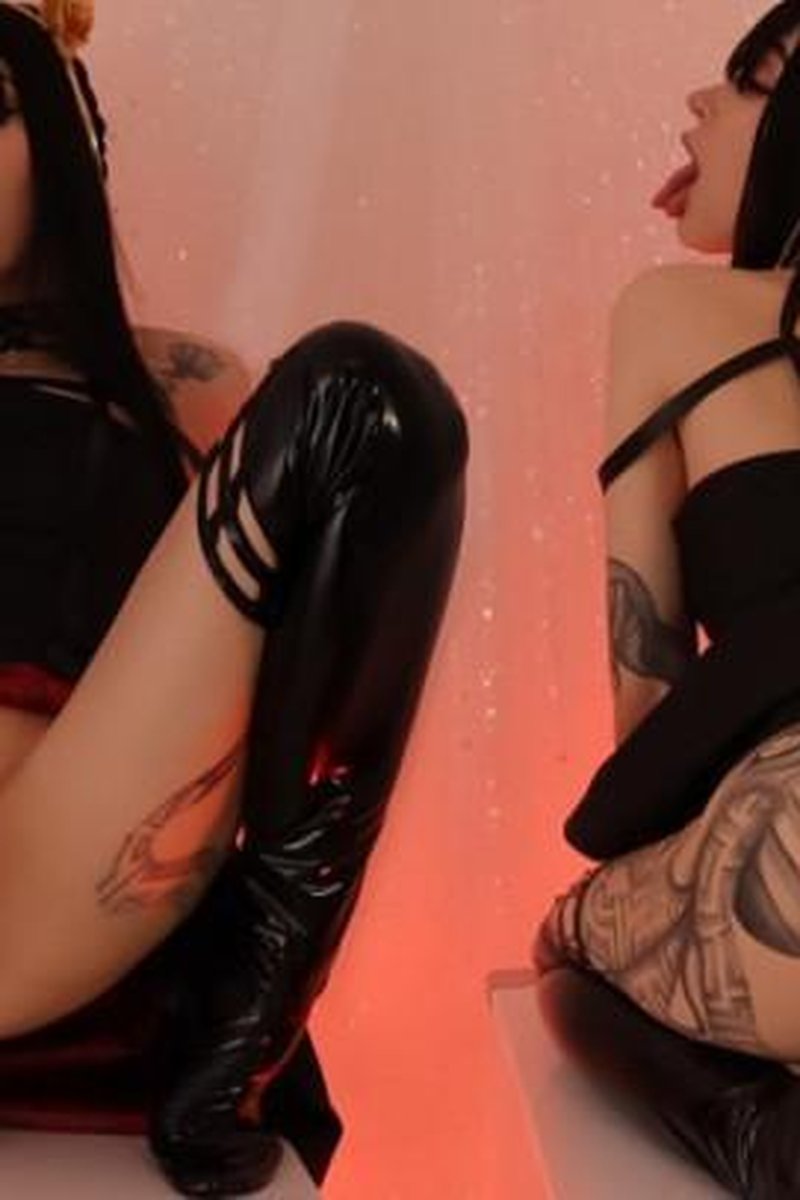 Obedient Wife Yor Forger - Screenshot 1 of 4 - Cosplay