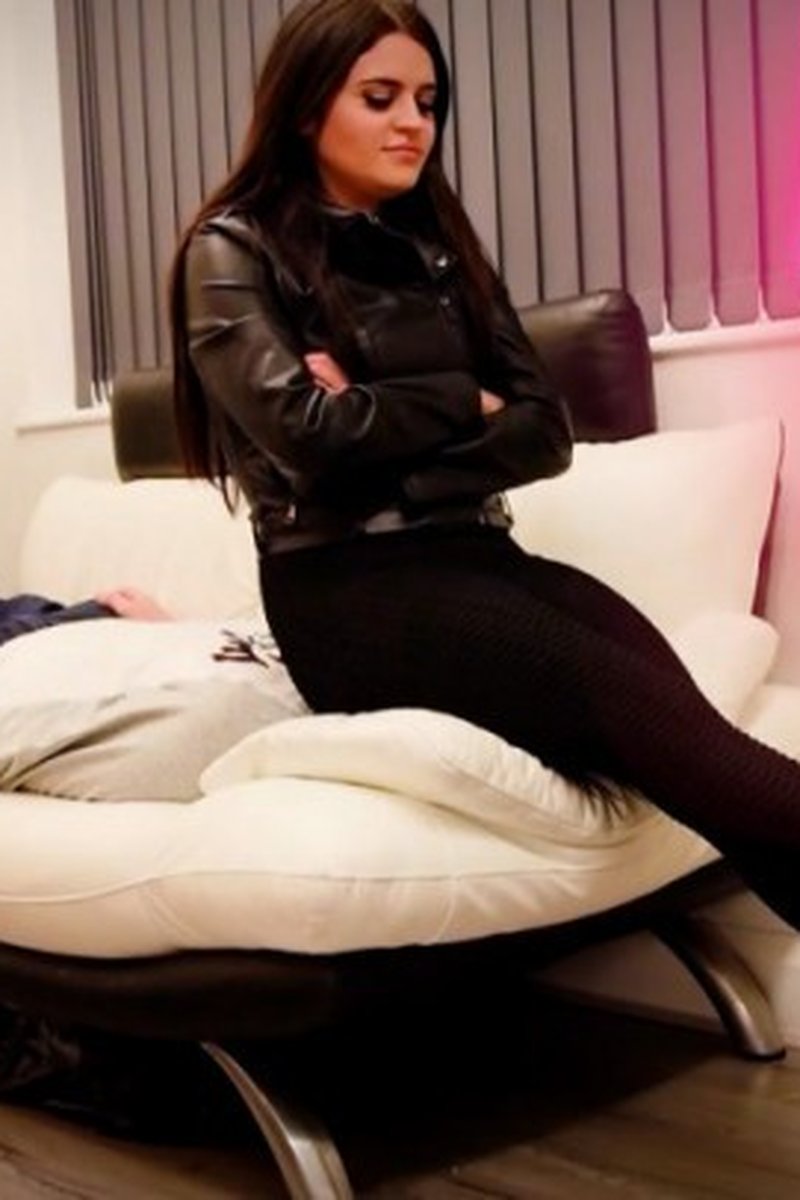 Human Sofa - Screenshot 1 of 4 - Ass Smooshing