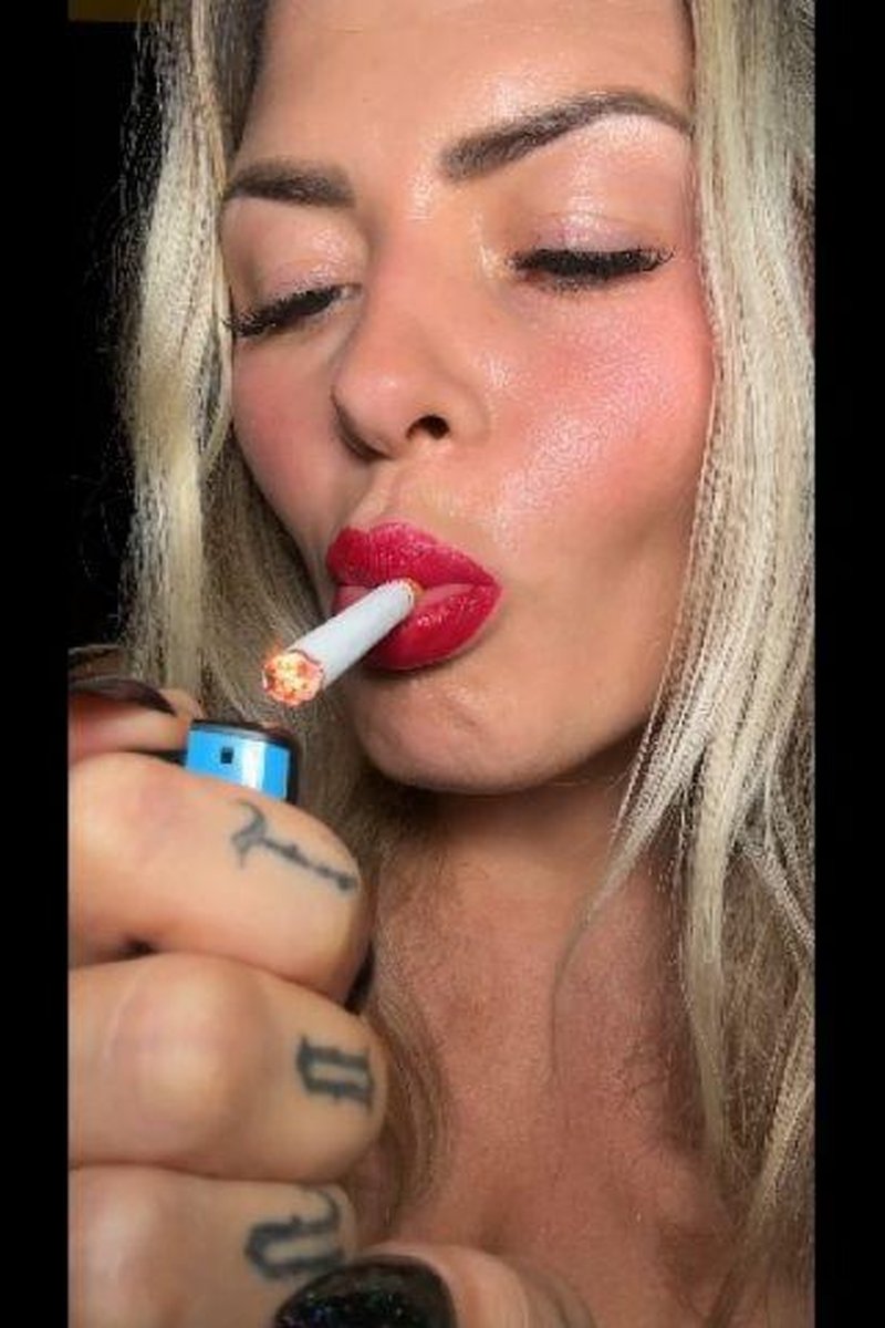 Close Up Smoking - Screenshot 1 of 4 - BBW