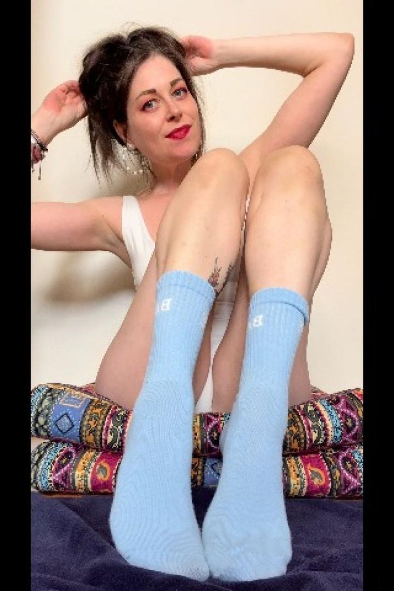 Feet Oiling - Screenshot 1 of 4 - Brown Hair