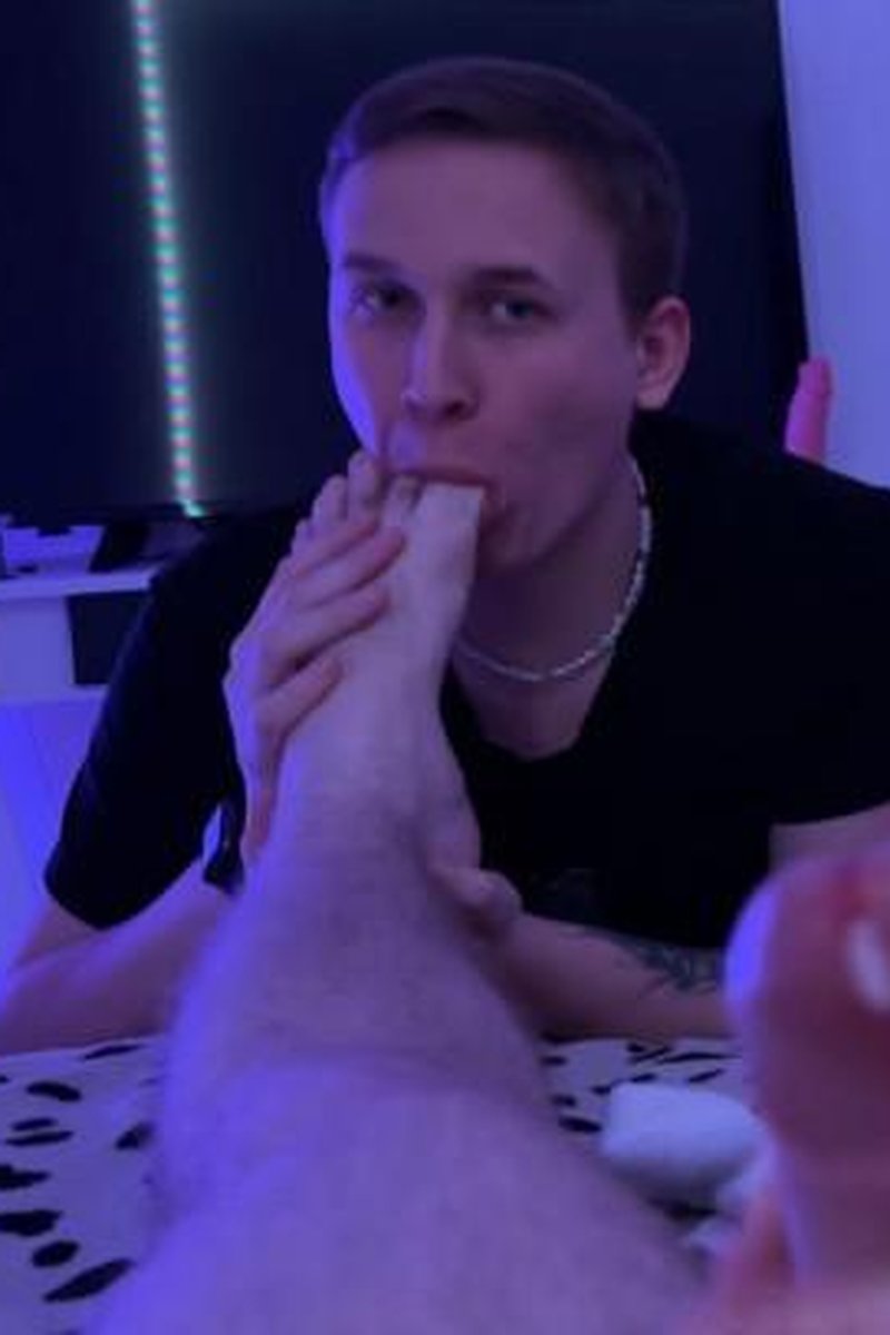 Cute Guy Licks My Feet While I'm Cumming - Screenshot 1 of 4 - Big Dick