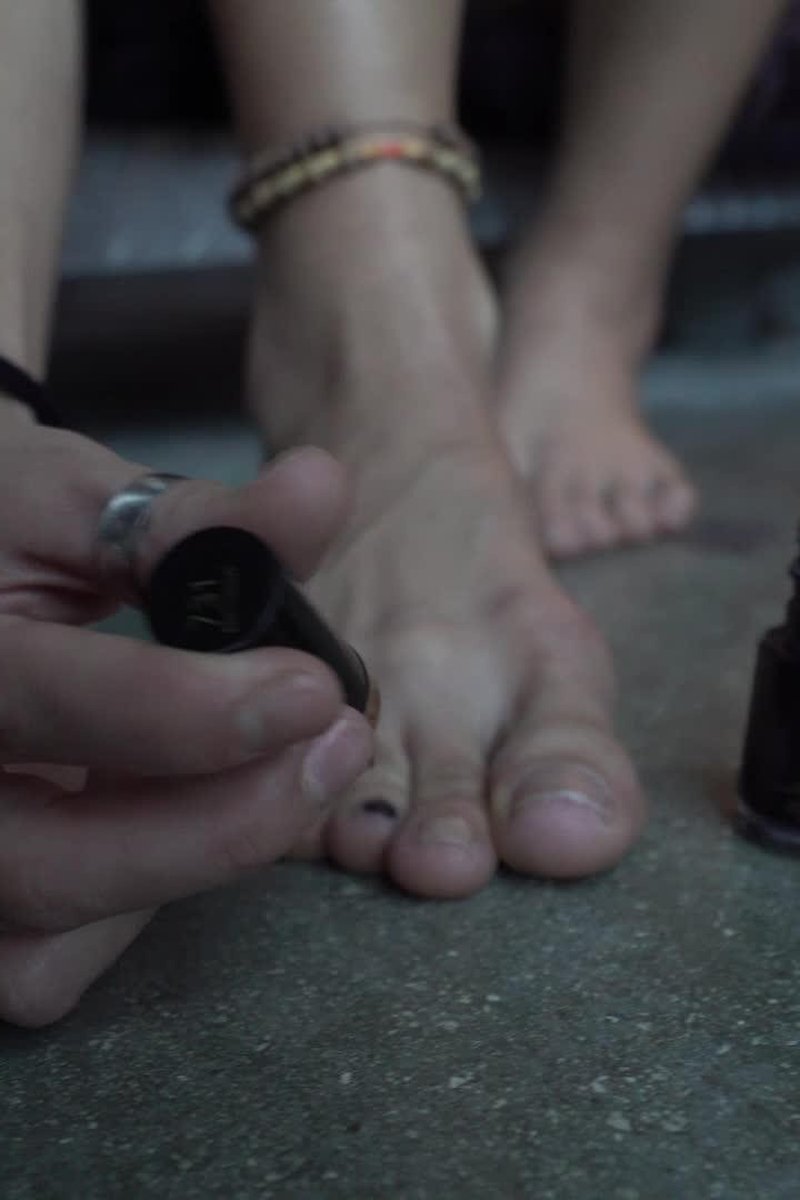 Evelin Smelling Playing Painting Feet - Screenshot 1 of 4 - Foot Fetish
