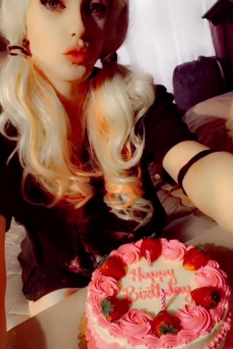 Cake - Screenshot 1 of 4 - Camgirl
