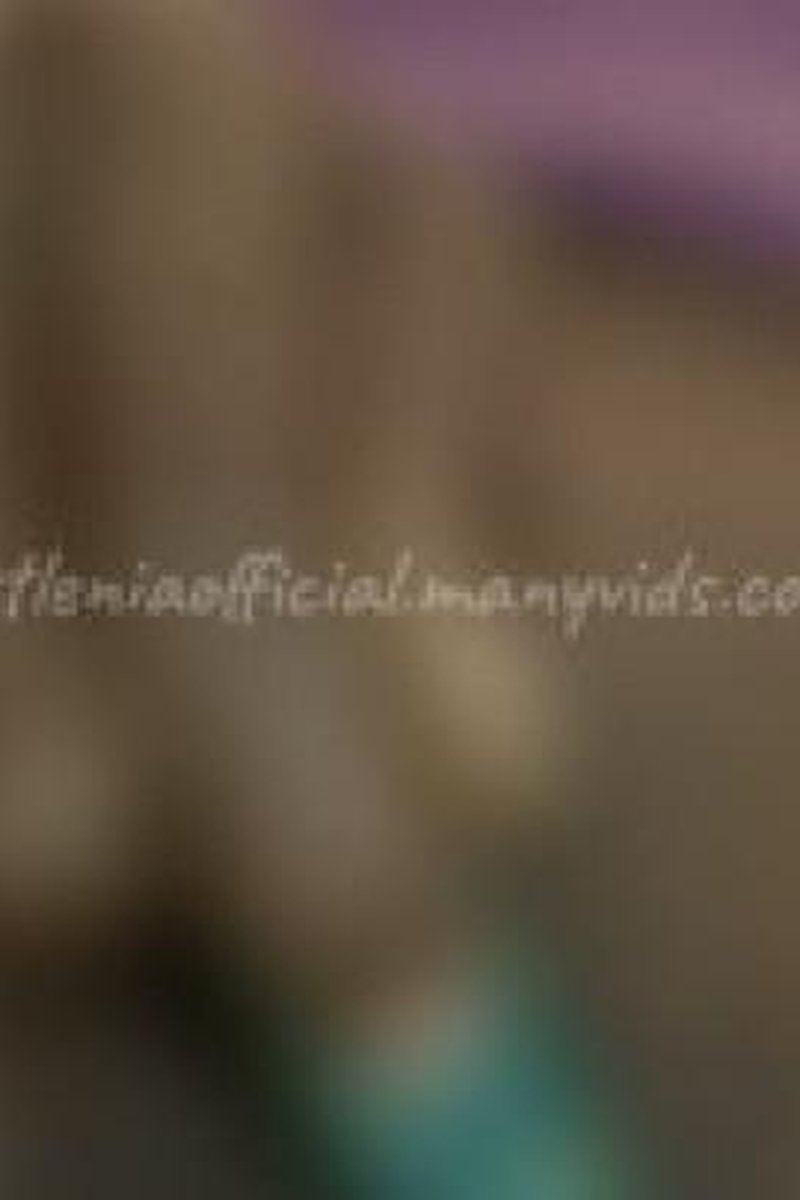 Teasing Clit With Vibrator - Screenshot 1 of 4 - Amateur