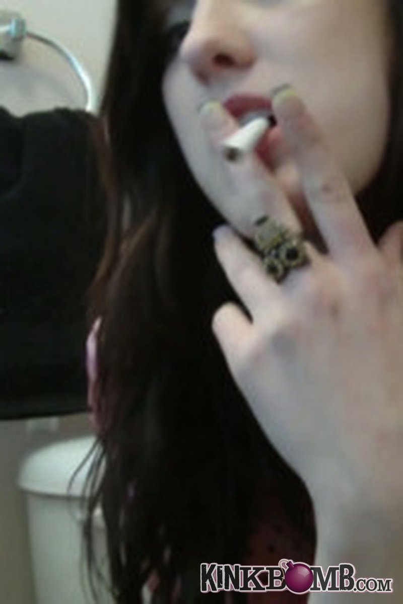 Sexylemon: Peeing and Smoking a Cigarette - Screenshot 1 of 4 - Medium Tits