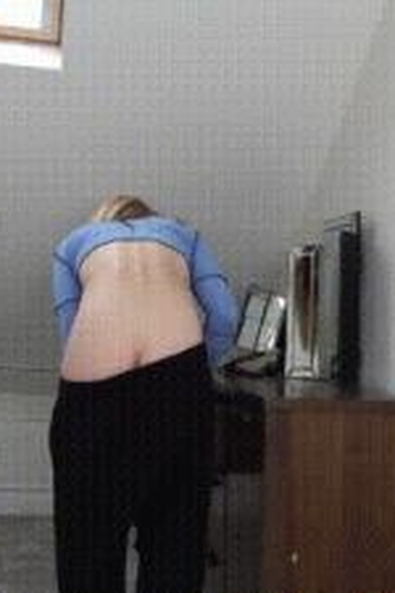 Searching Butt Crack Flashing - Screenshot 1 of 4 - Ass Crack