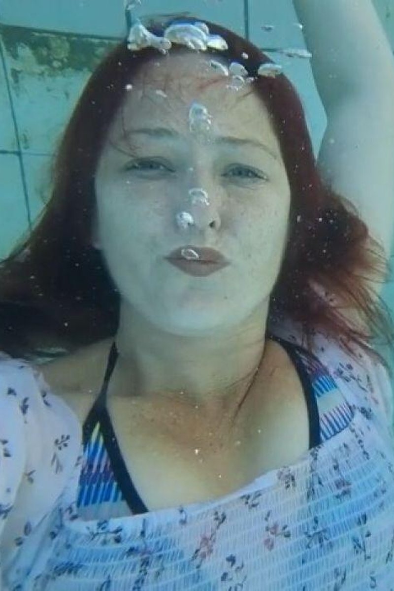 TP-manyvidsthefetishgirl-bubbles-swimming-sinking-underwater-with-dress