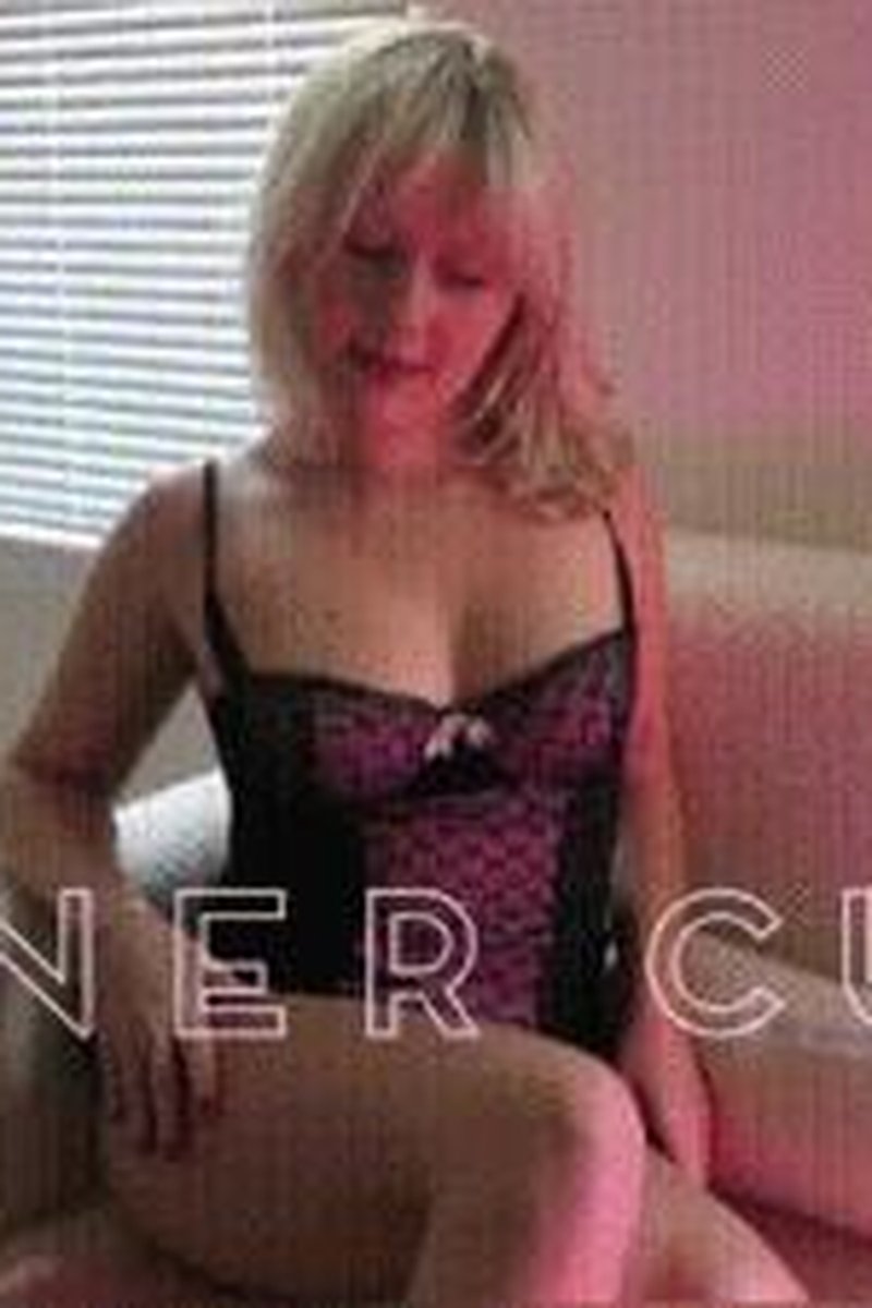 Corner Cuck - Screenshot 1 of 4 - Cuckolding