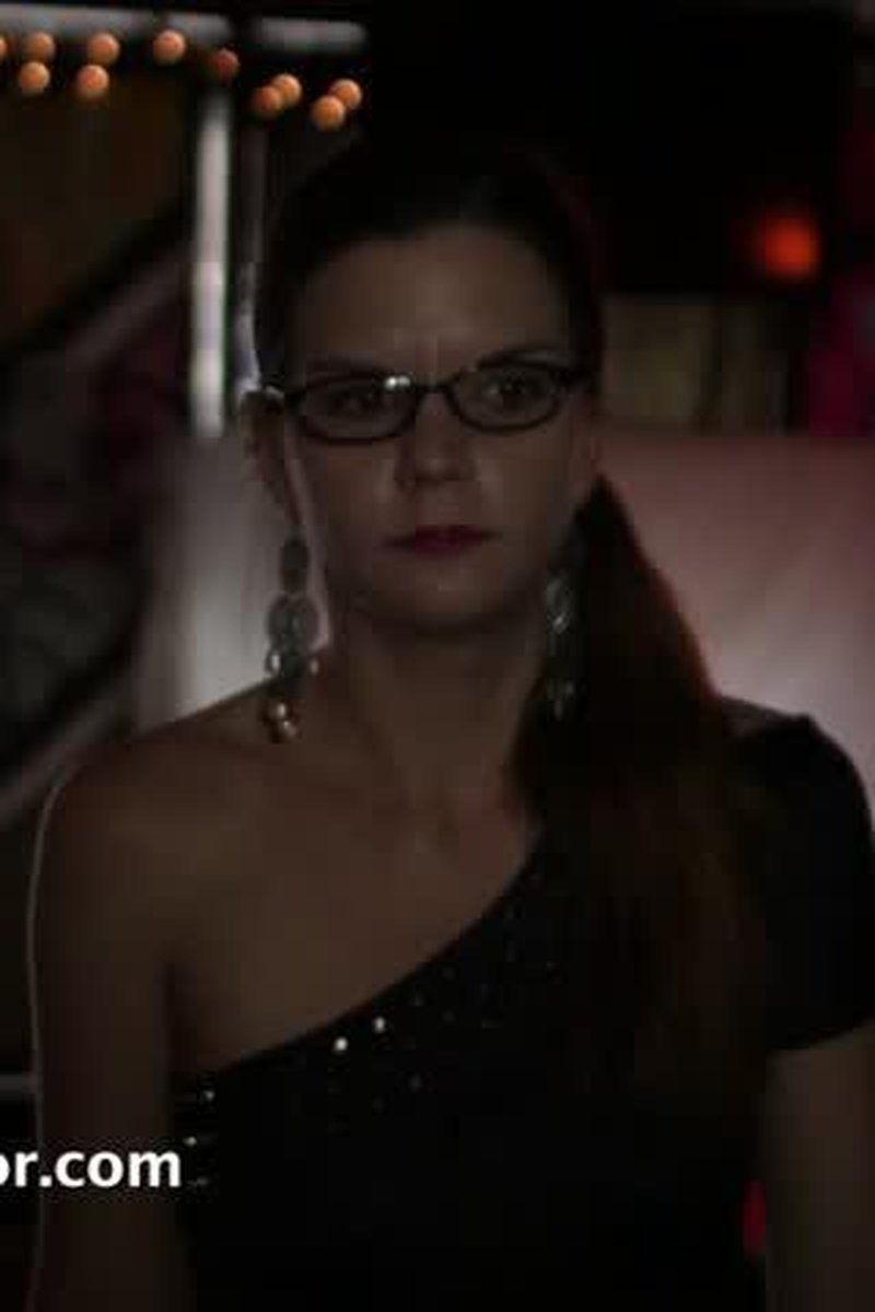 Hazel Blows The Bartender - Screenshot 1 of 4 - Blowjob