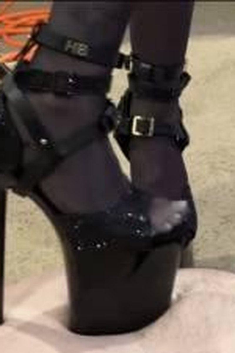 Kink Talk: Trampling - Screenshot 1 of 4 - BDSM