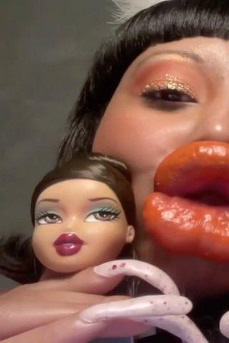 Larger Lips+Doll Head Kisses #17 - Screenshot 1 of 4 - Domination
