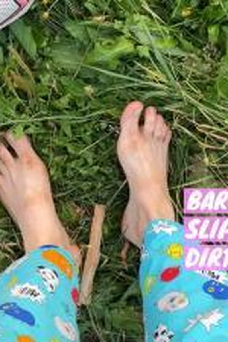 Barefoot Walking - Screenshot 1 of 4 - Femdom