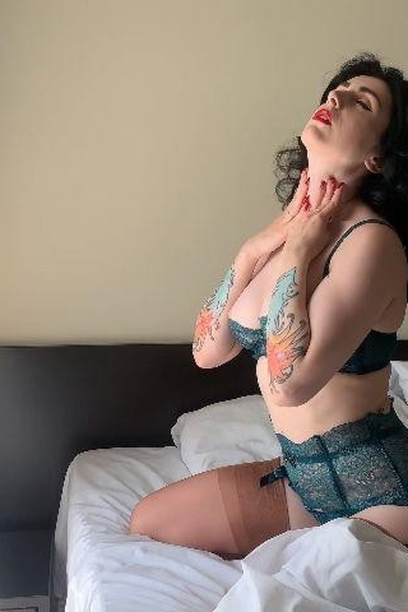 Hotel Striptease - Screenshot 1 of 4 - Brown Hair