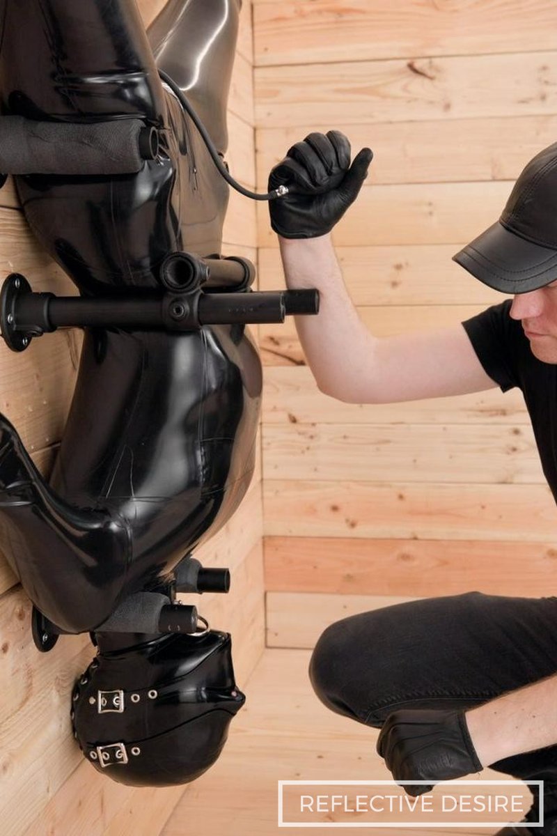 Bottoms Up - Screenshot 1 of 4 - Bondage
