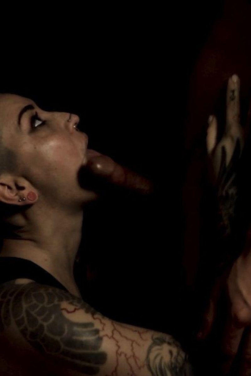 The Dark Room - Screenshot 1 of 4 - Alternative Girl