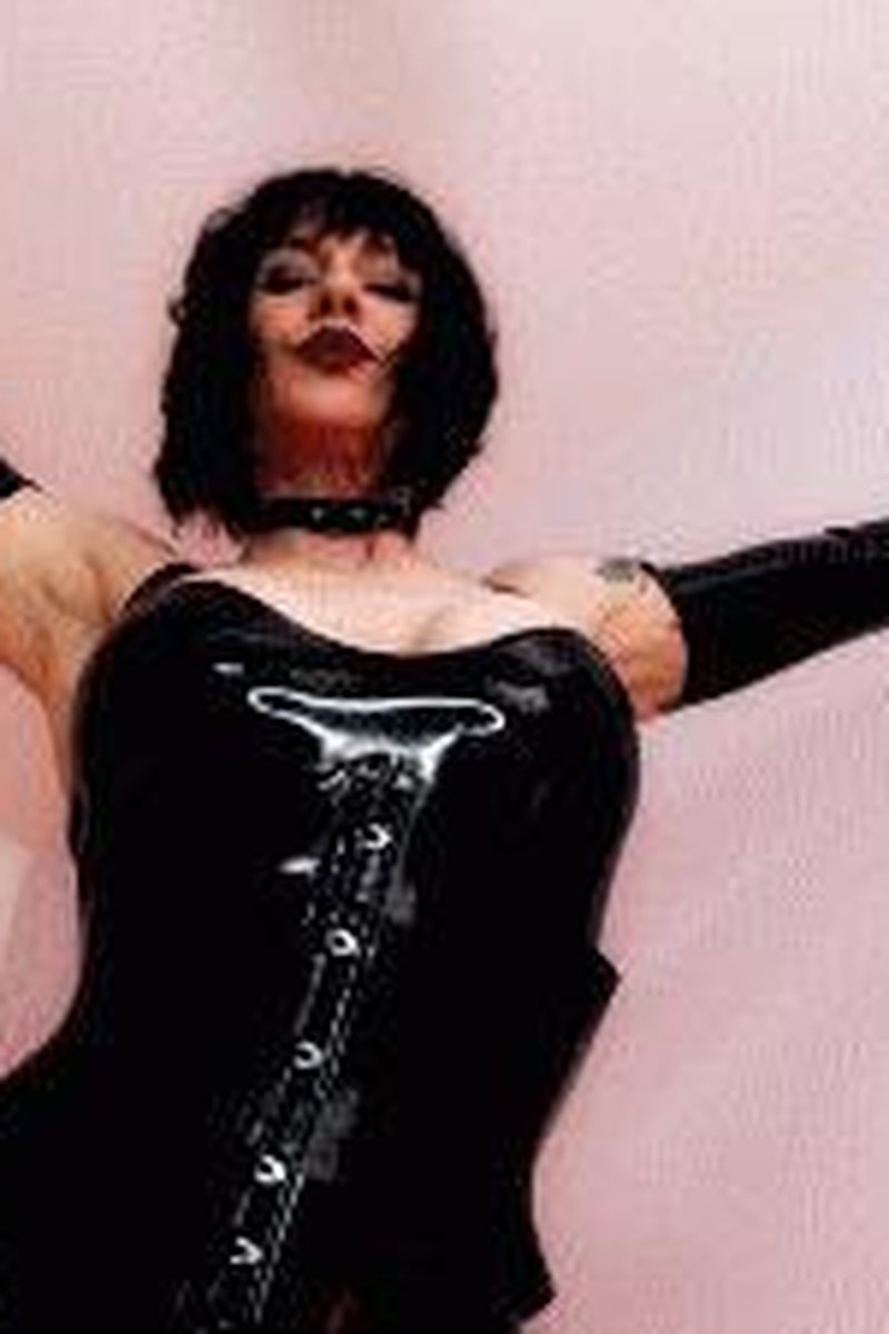 Seducing James Bond - Screenshot 1 of 4 - Bodybuilder