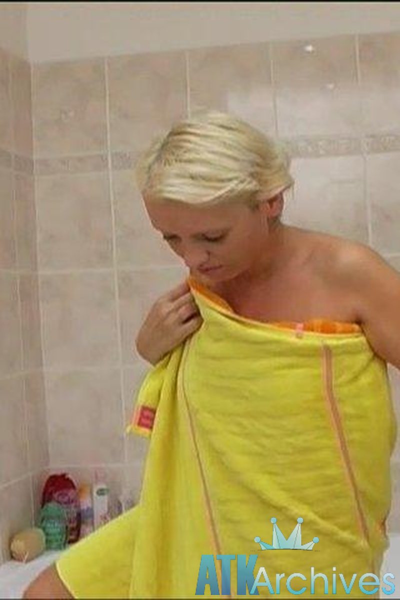 Georgina - Bathing - Screenshot 1 of 4 - Georgina Geo012