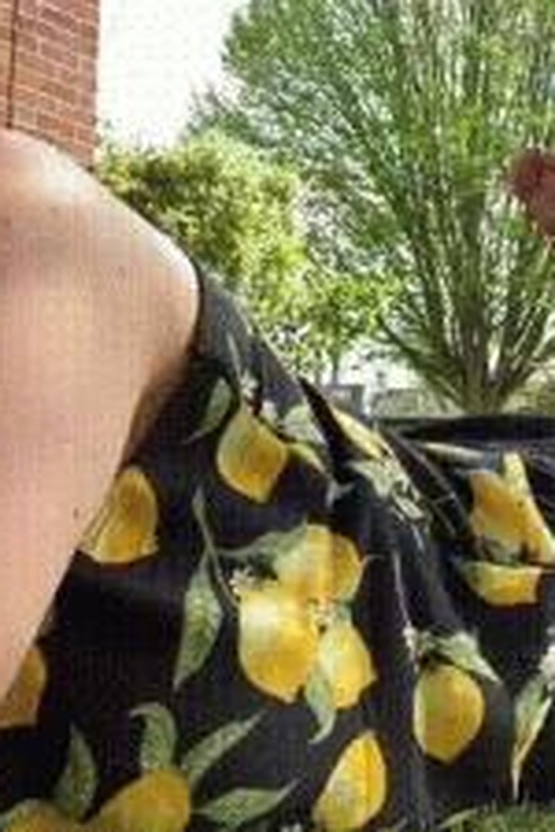 The Pose Teasing - Screenshot 1 of 4 - Foot Fetish
