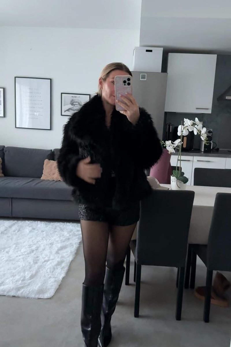 All Black - Screenshot 1 of 4 - Blonde Hair (Female)