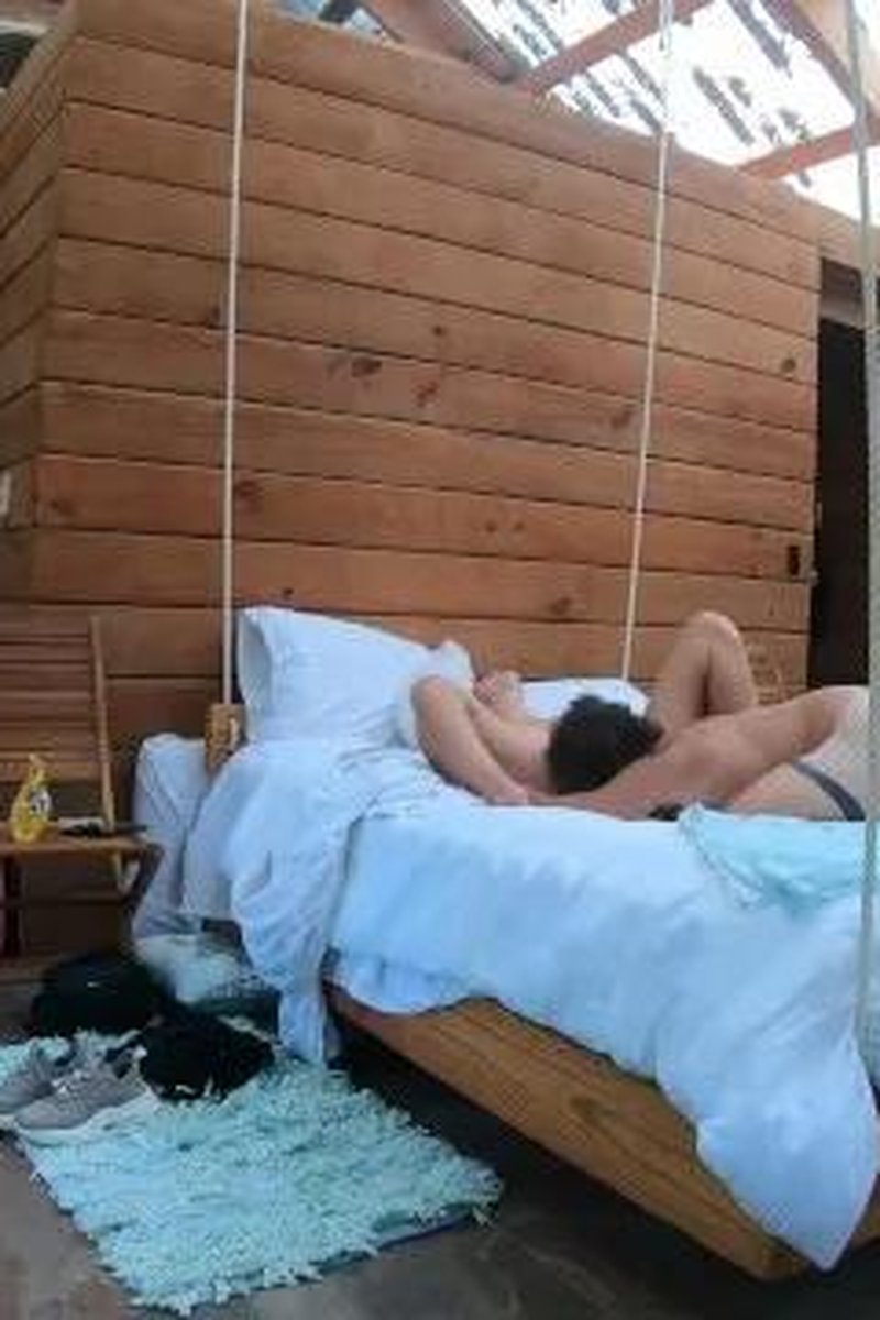 Passionate, Raw Sex On A Swinging Bed - Screenshot 1 of 4 - Babes