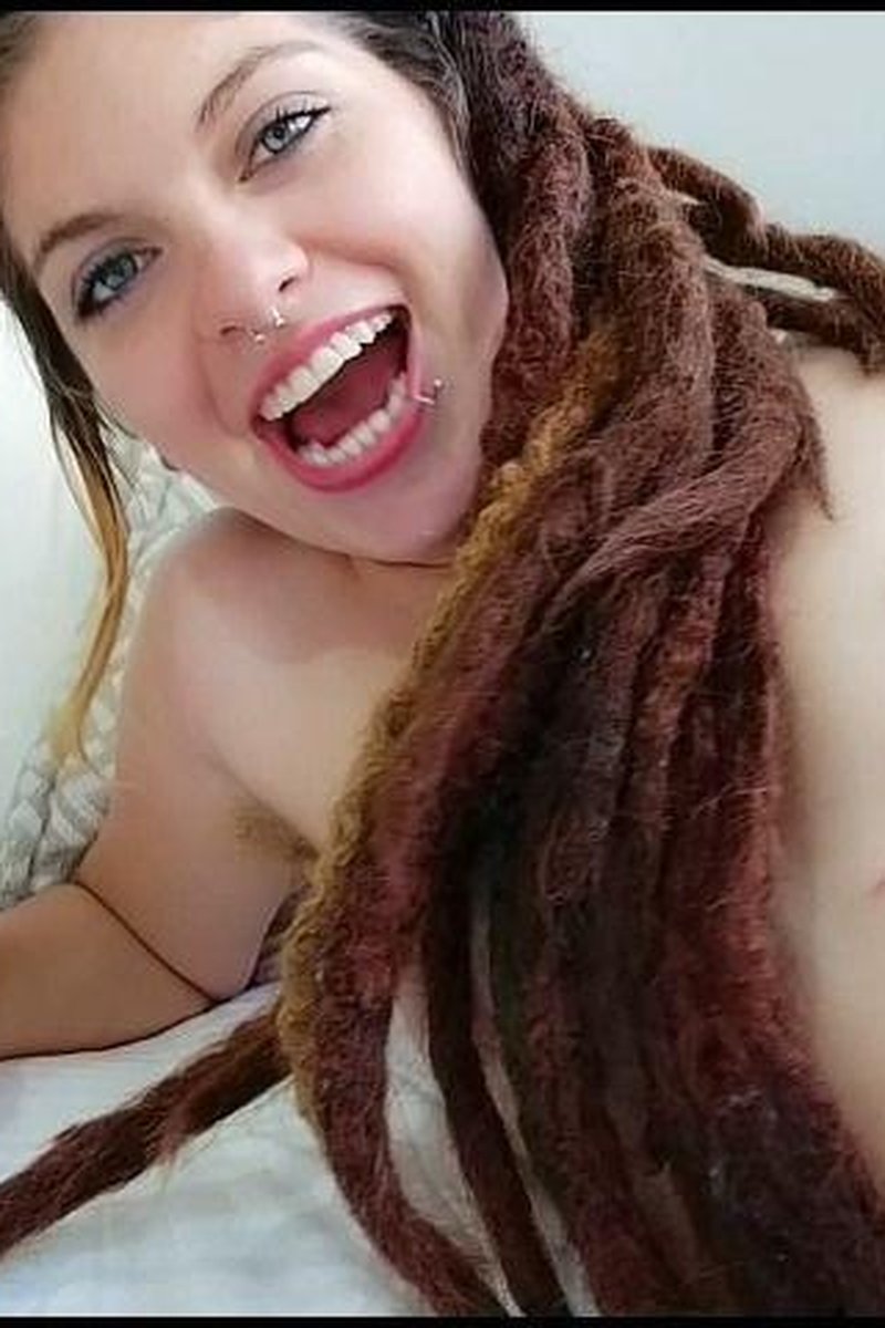 Spreading And Pushing Out My Pussy For U - Screenshot 1 of 4 - Accent