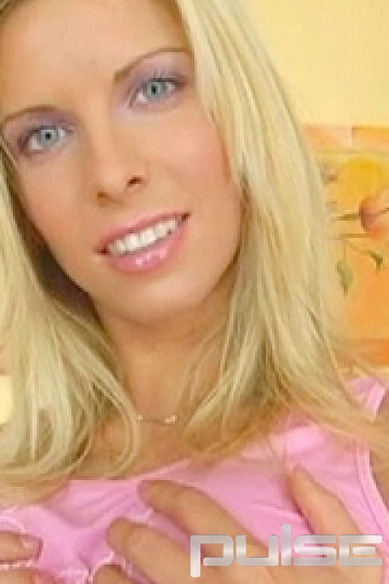 Alannis Services Herself - Screenshot 1 of 4 - Blond Hair