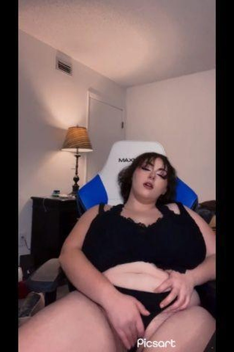 BBW Feedee Downs Chicken Wings - Screenshot 1 of 4 - BBW