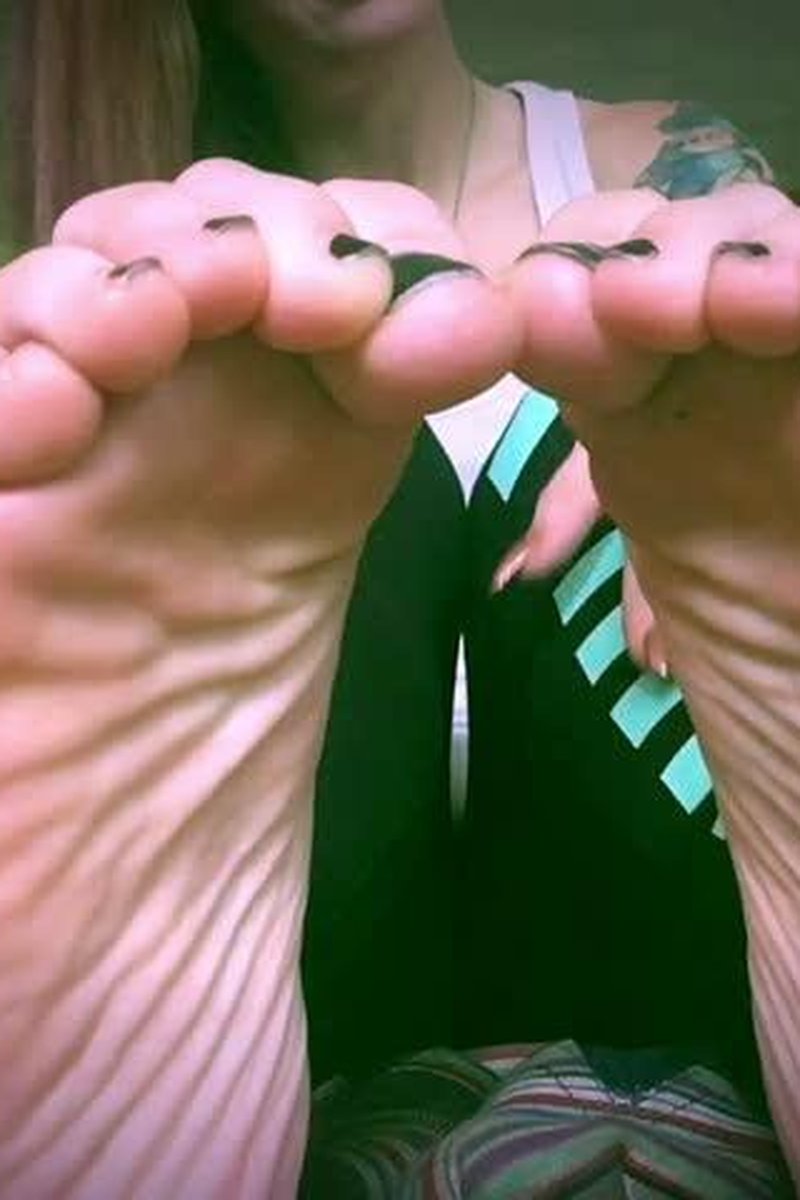Tiny Foot Bitch - Screenshot 1 of 4 - Domination